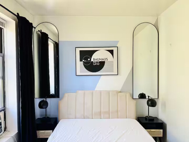 Building Photo - Furnished room/NOT APARTMENT Unit 2FL