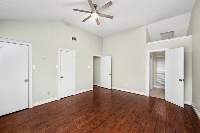 Photo - 1915 Creek Valley Ln