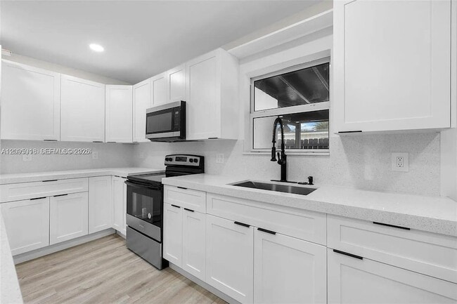331 W 40th Pl