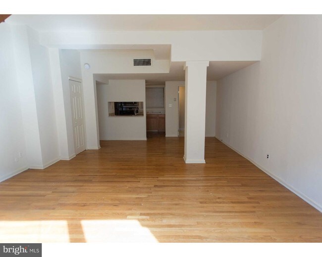 Photo - 1720 Lombard St Unit 104