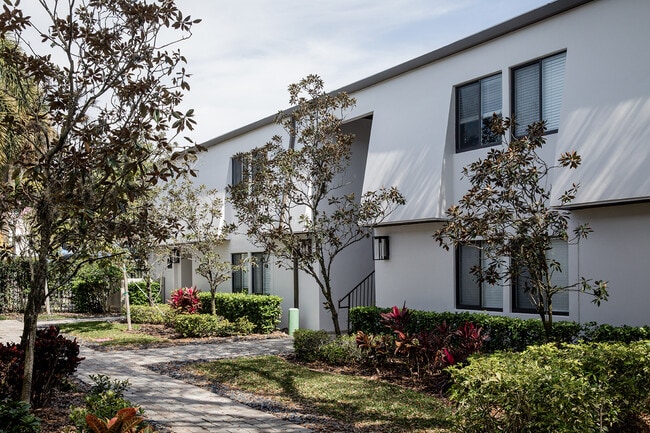 Palma Ceia by Innovo Living Hyde Park