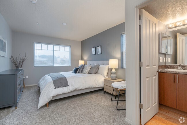 2BR, 2BA - 1,029SF Multnomah Primary Bedroom