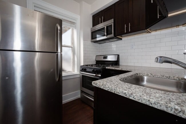 6748 N Ashland Ave Unit 105