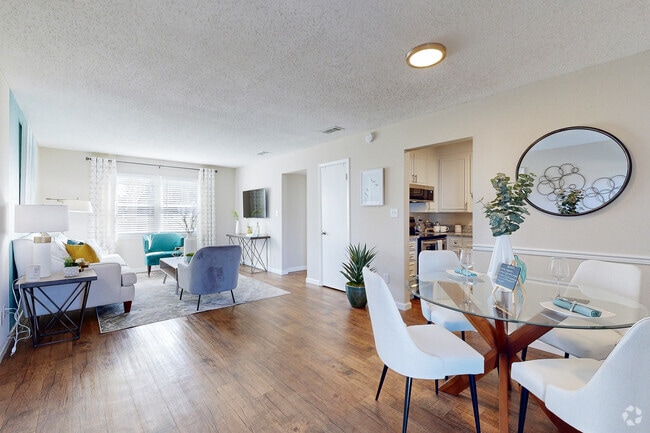 9th Ave - 2BR, 1BA - 925SF - Living Room