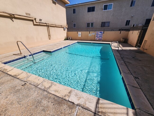 Building Photo - 7925 Vineland Ave Unit 22