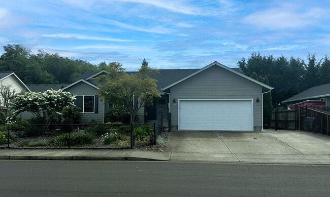 Building Photo - Great 3 Bedroom 2 Bath House!