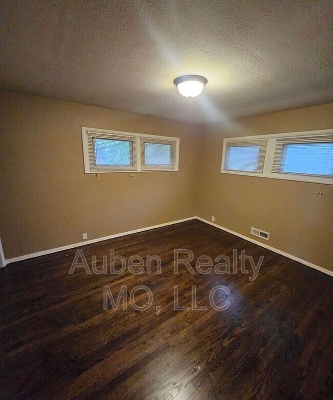 Photo - 7400 E 109th St