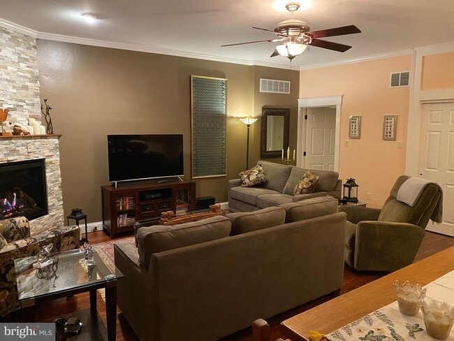 Photo - 1043 Washington St