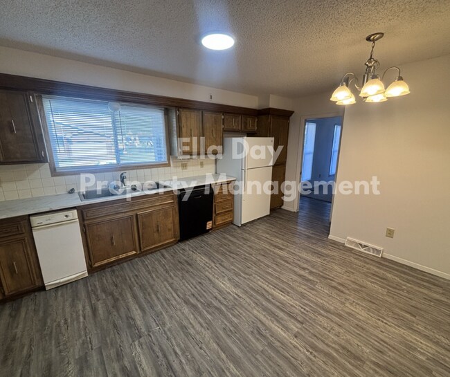 Photo - 2006 S White Oak Dr