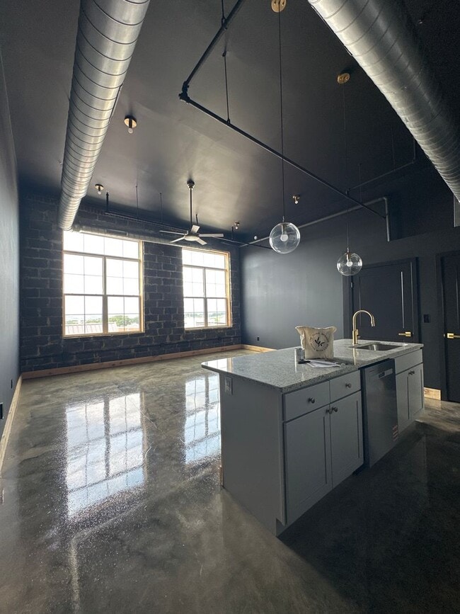 Building Photo - 21 W Broadway Unit Apt 306