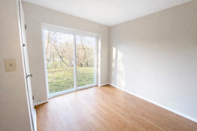 Studio $ - Pine View Apartments