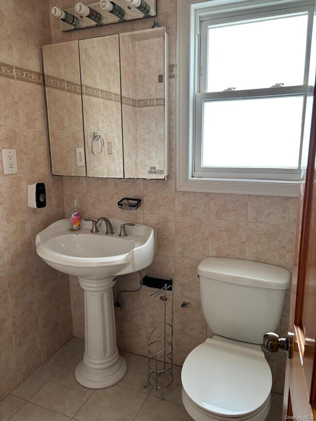 Photo - 75-20 167th St