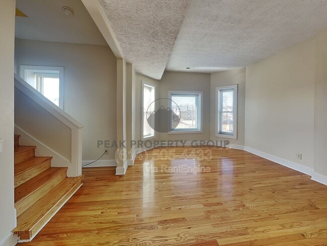 Building Photo - 1394 1/2 Indianola Ave Unit C