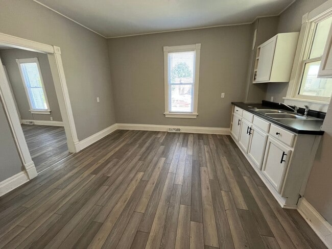 Building Photo - Brad's Longfellow Unit Down