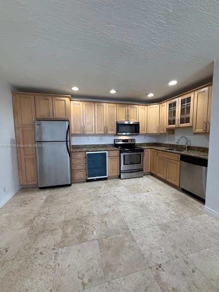 Building Photo - 530 NE 15th Ct Unit 6 Rental