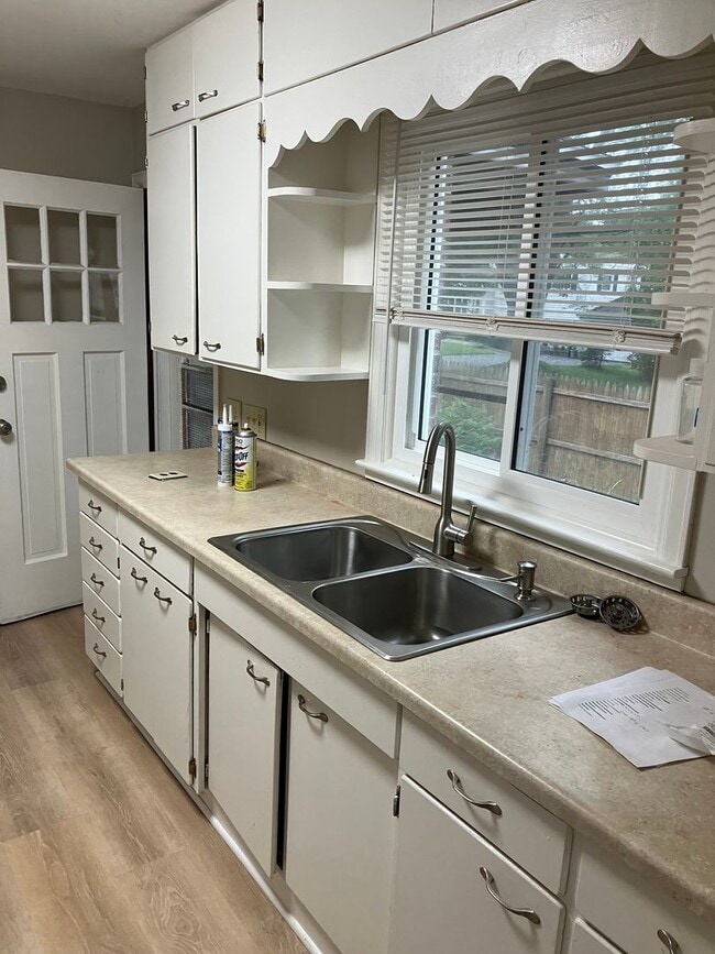 Photo - Spacious 5 bed, 2 bath classic brick home ...