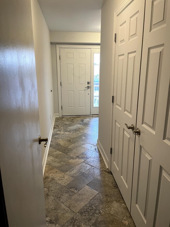 Vestíbulo de azulejos 1 - 164 Justin Dr