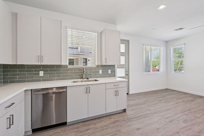 Photo - 2125 E Voltaire Ave