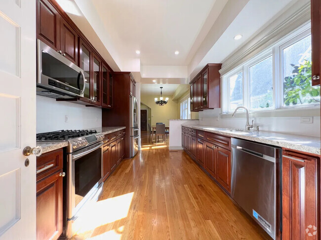 Shared Kitchen - 929 W 23rd Rental