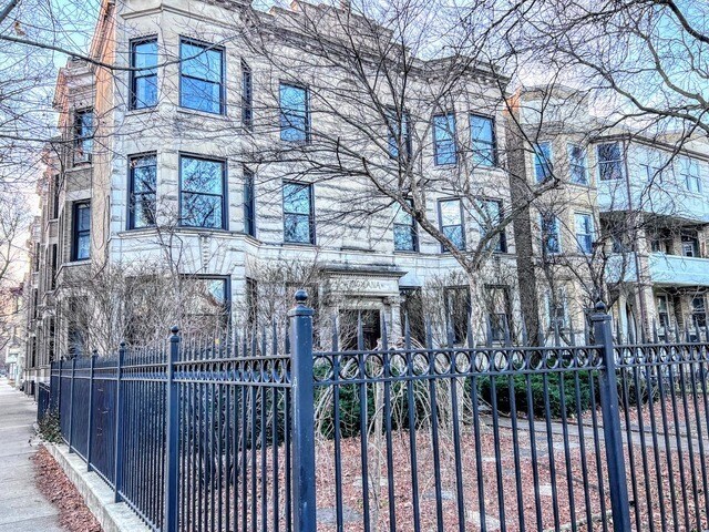 Building Photo - 3216 W Altgeld St Rental
