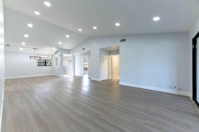 Photo - 22791 Trelawny Ter Unit F