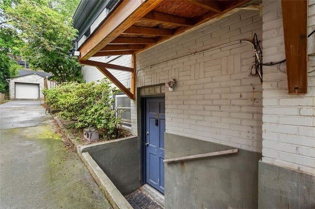 Photo - 653 Somerset Terrace NE