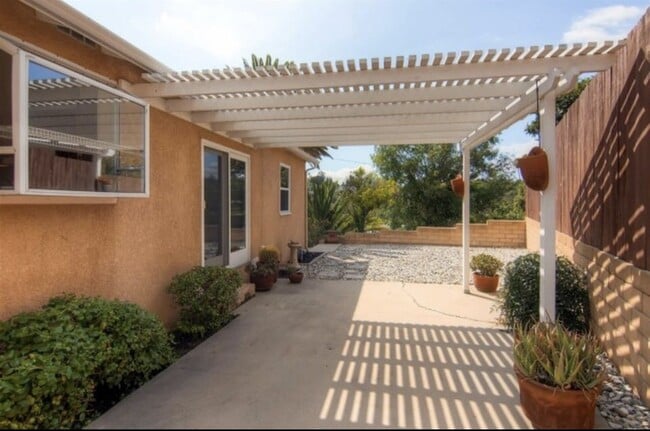 Photo - Lovley 3 bedroom 1 bath House, Fantastic views! Front and backyard