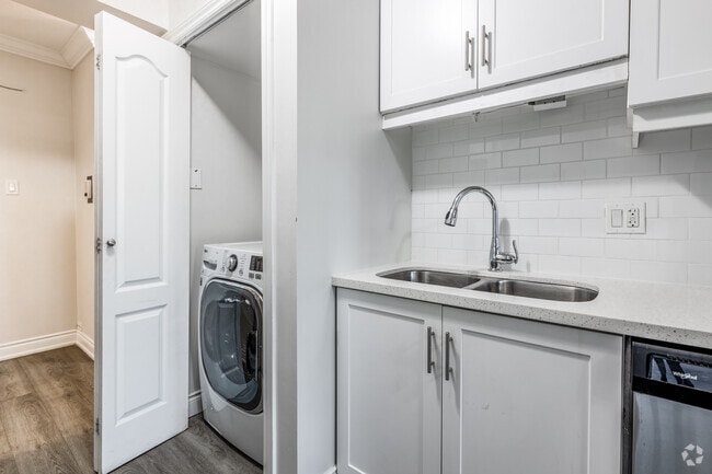2BR, 1BA - 700SF - Kitchen/In-Unit Laundry - 1791 King Street East
