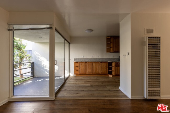 Building Photo - 1233 Barry Ave Unit 101