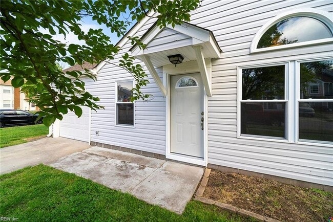 Building Photo - End unit Townhome in the heart of Chesapeake! Available Late July