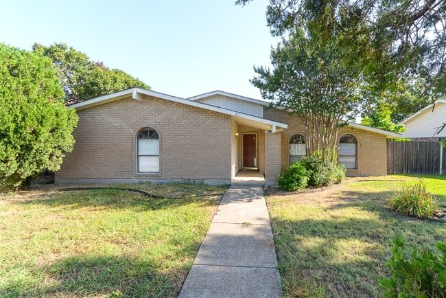 Building Photo - You do not want to miss out on this Plano home!