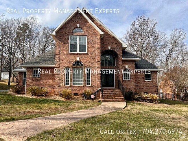 Building Photo - Charming 4BR/2.5BA home in Charlotte!