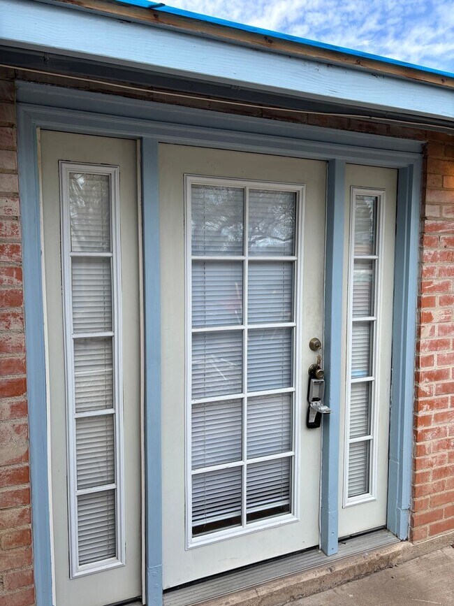 Building Photo - Available Now! Unit 1