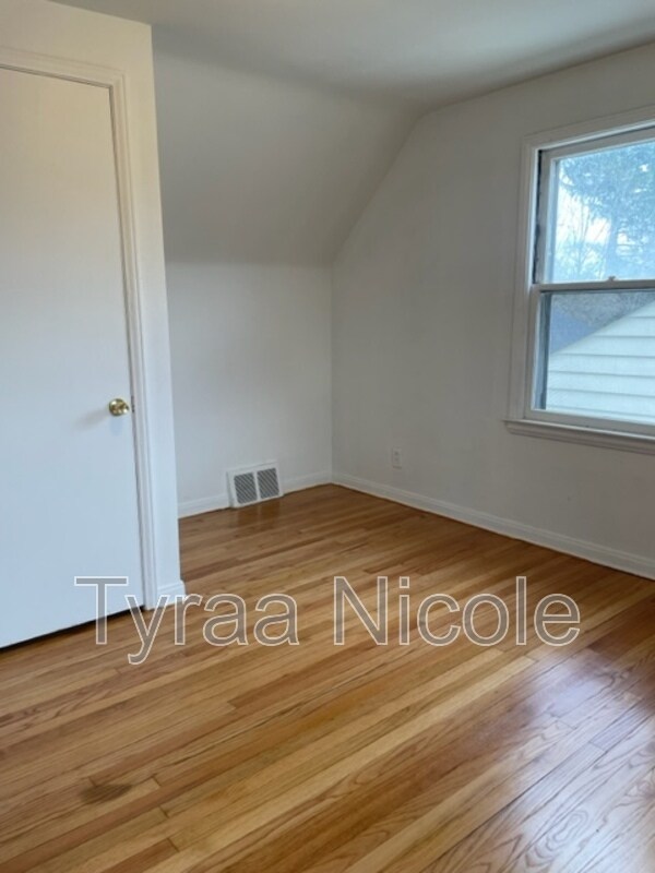 Photo - 19365 Kingsville St