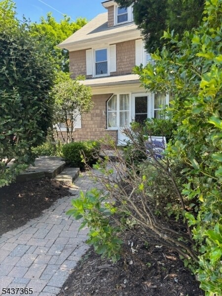 9 Laurel Pl