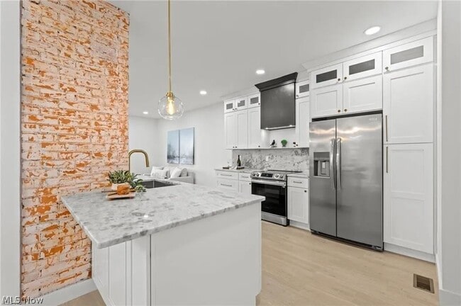 Photo - 1422 W 77th St
