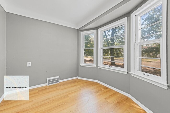 Building Photo - Stunning Renovated 3-Bedroom Bungalow