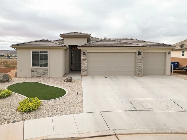 Building Photo - 3 Bedroom Furnished Home! Short term lease!! Available from May 1st - October 31st!