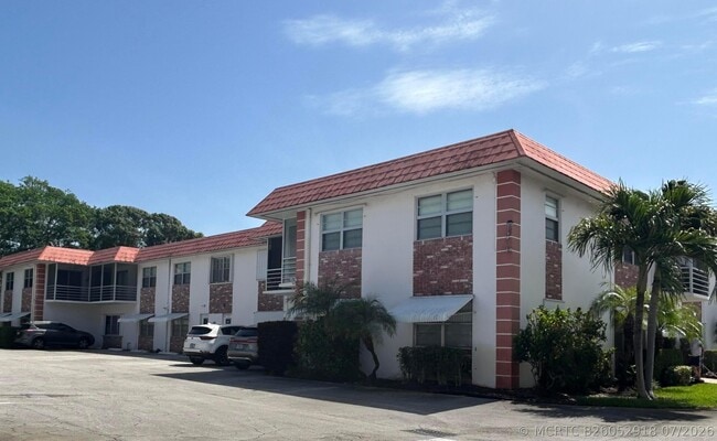 Building Photo - 3550 NW 8th Ave Unit 312
