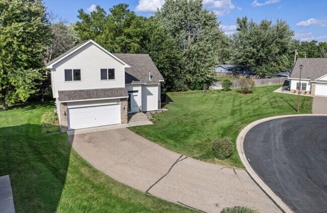 Photo - Elegant 3-Bed Single Family with Fireplace & Hardwood Floors in Shakopee – 2345 Sq Ft of Comfort