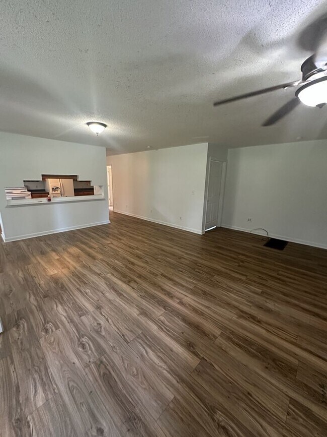 Photo - Quiet 3 Bedroom 2 Bath with Creek Access!! – Pet Friendly!