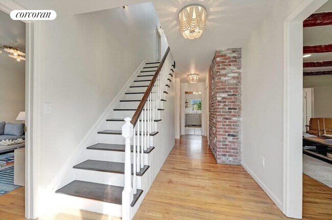 Photo - 20 Surrey Ct