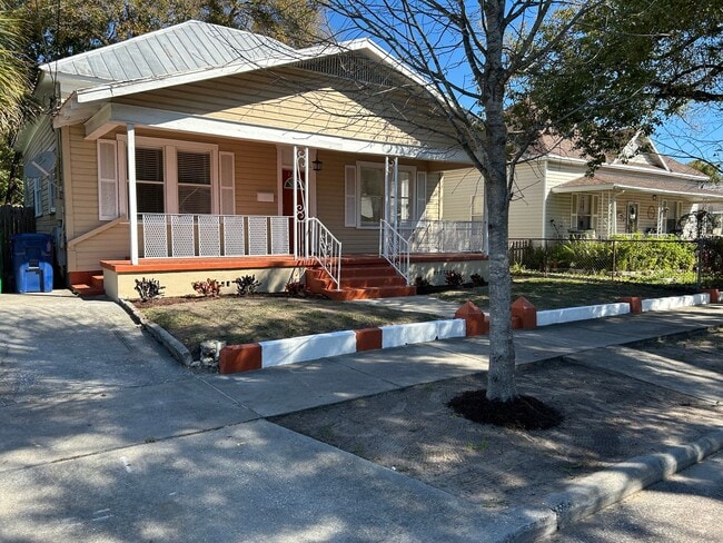 Building Photo - Large 3/2 Close to Downtown Rental