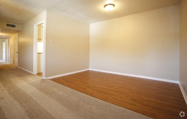 2BR/ 1.5BA -875SF