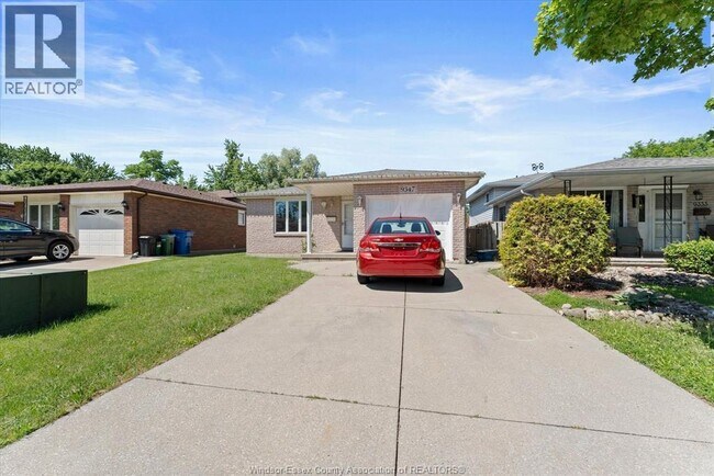 Photo - 9347 Tamarack St