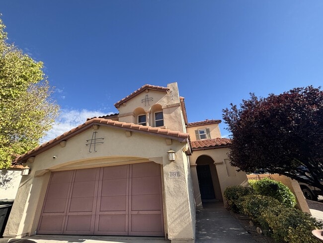 Building Photo - 1047 Waterfall Dr