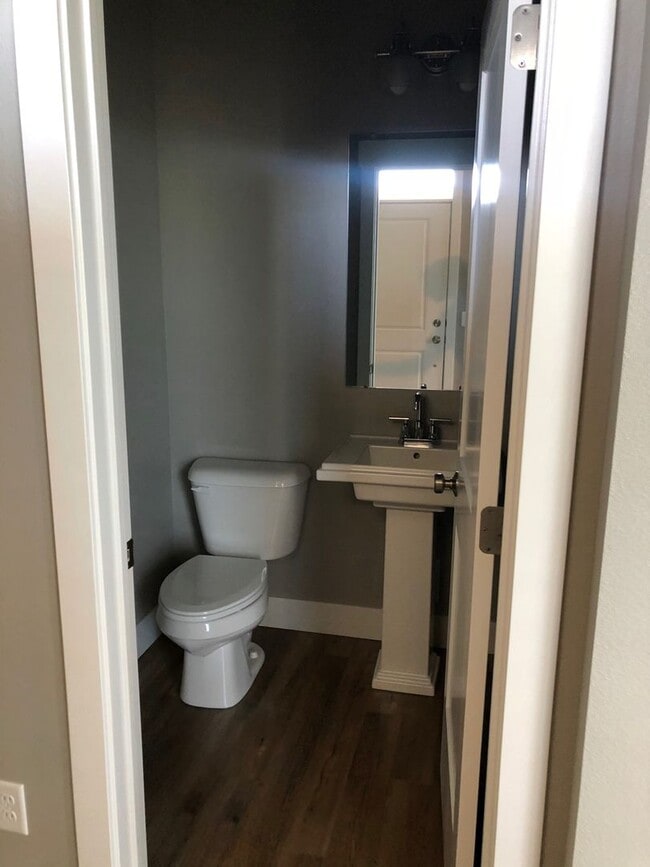 Building Photo - Gorgeous 3 bed townhome