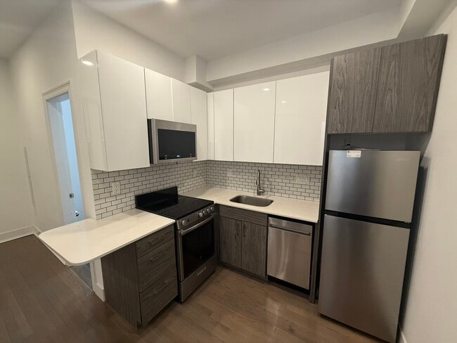 Building Photo - 104 Peterborough St Rental