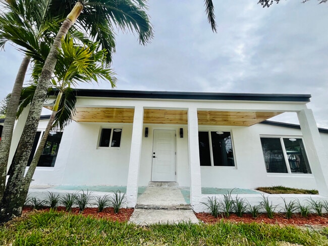 Building Photo - 1612 E River Dr