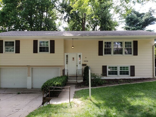 Building Photo - 3 Bed 2 Bath Spacious home!